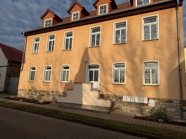 Erstbezug nach Renovierung als 2-Raum-Wohnung mit PKW-Stellplatz und  optional mit neuer Einbauküche